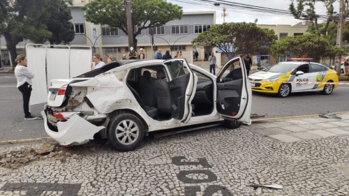 Mãe morre e filha tem lesões grave em batida entre carro de app e ônibus