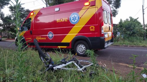 Acidente entre carro e bicicleta deixa jovem ferido no Bairro Santa Cruz