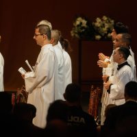 Missa de 7º dia homenageia policiais mortos em operação no Rio Imagem referente a Missa de 7º dia homenageia policiais mortos em operação no Rio