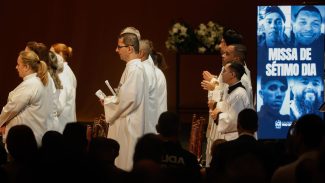 Missa de 7º dia homenageia policiais mortos em operação no Rio Missa de 7º dia homenageia policiais mortos em operação no Rio