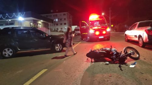 Batida entre carro e moto no Bairro Brasília termina com piloto ferido e levado à UPA
