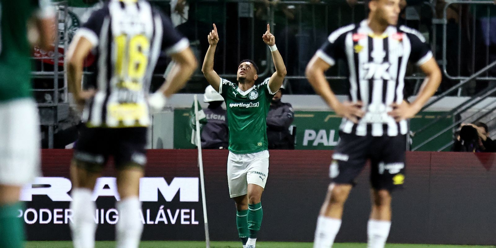Vitor Roque decide e Palmeiras vence clássico com Santos no Brasileiro Vitor Roque decide e Palmeiras vence clássico com Santos no Brasileiro