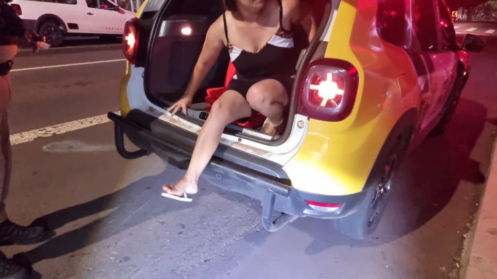 Mulher em surto é detida após mobilizar SAMU e Conselho Tutelar em hotel no centro de Cascavel Mulher em surto é detida após mobilizar SAMU e Conselho Tutelar em hotel no centro de Cascavel