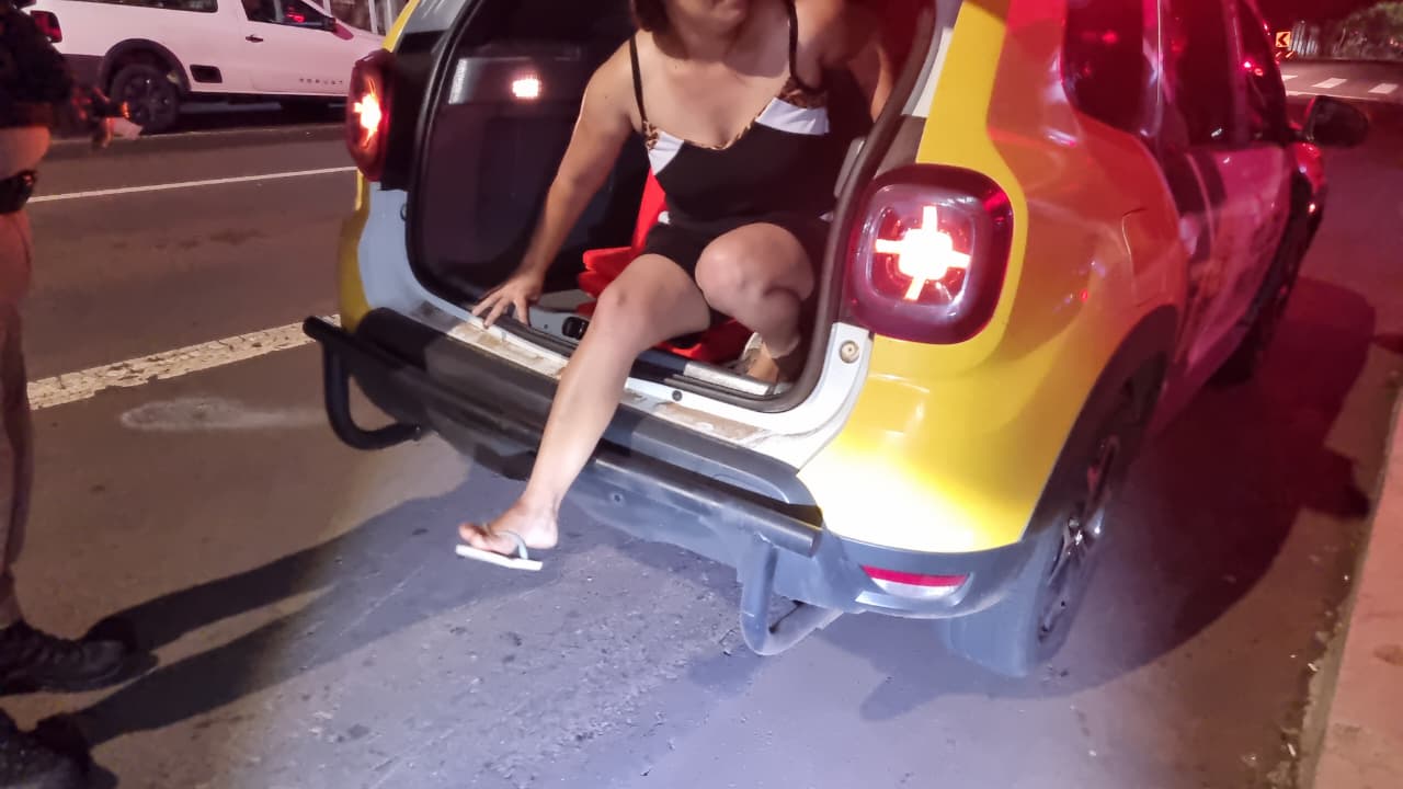 Mulher em surto é detida após mobilizar SAMU e Conselho Tutelar em hotel no centro de Cascavel Mulher em surto é detida após mobilizar SAMU e Conselho Tutelar em hotel no centro de Cascavel