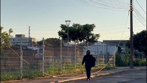 Fio da rede elétrica se solta, encosta no chão e preocupa pedestres no bairro Floresta