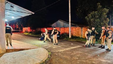 Imagem referente a Carro para em frente a bar e atira contra homens; um morre e outro fica em estado grave