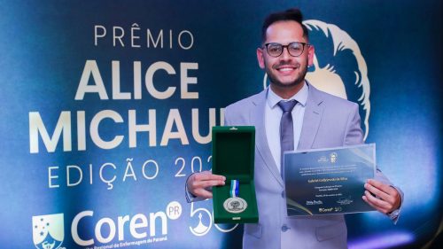 Primeiro enfermeiro surdo do Paraná recebe prêmio estadual de reconhecimento Imagem referente a Primeiro enfermeiro surdo do Paraná recebe prêmio estadual de reconhecimento