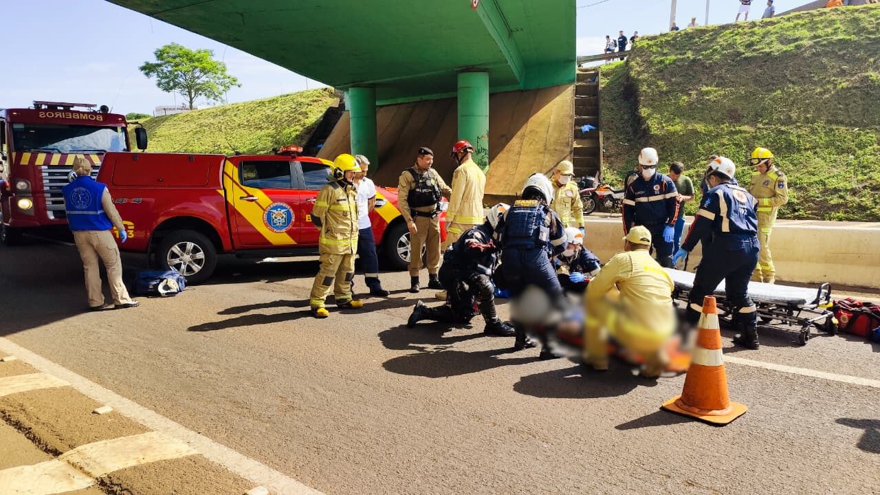 Adolescente cai de viaduto na PRc-467 e tem possível lesão na coluna Adolescente cai de viaduto na PRc-467 e tem possível lesão na coluna