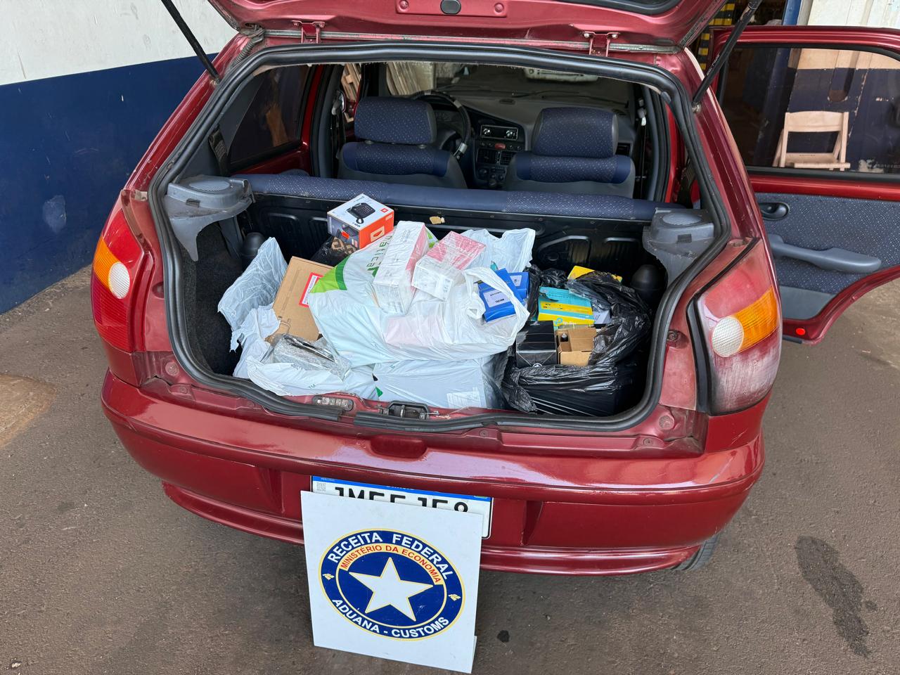 Receita Federal intercepta carros lotados de celulares e perfumes na BR-277, em Cascavel Receita Federal intercepta carros lotados de celulares e perfumes na BR-277, em Cascavel