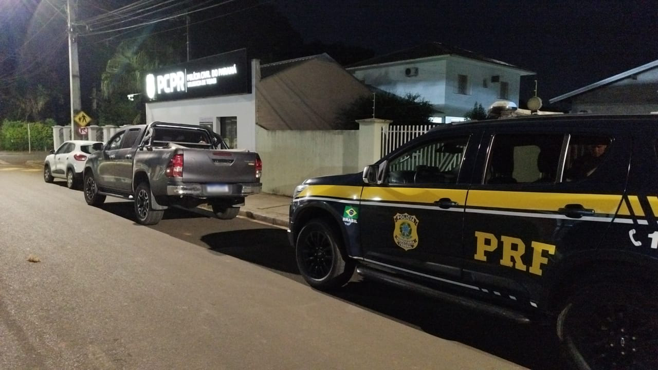 Hilux com placas de Cascavel é recuperada pela PRF em Tibagi; Dois suspeitos foram presos Hilux com placas de Cascavel é recuperada pela PRF em Tibagi; Dois suspeitos foram presos