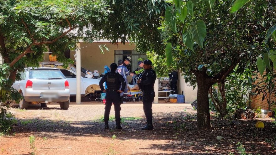 Cães alertam vizinhos com latidos e morador é encontrado passando mal em residência