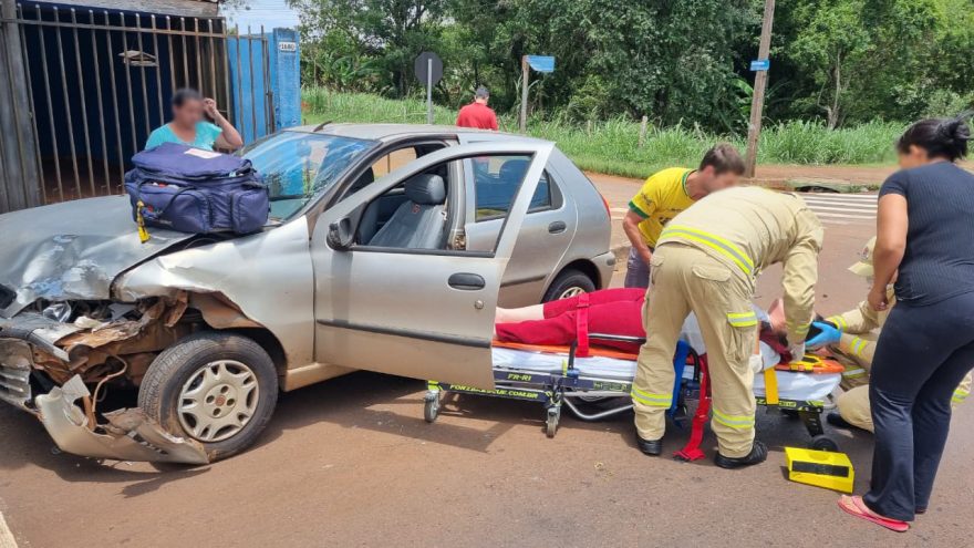 Mulher fica ferida em colisão entre Fiat Palio e Nissan Kicks no Bairro Brasília, em Cascavel