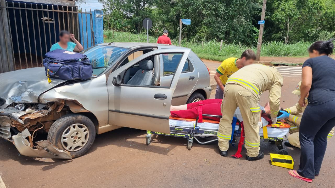 Mulher fica ferida em colisão entre Fiat Palio e Nissan Kicks no Bairro Brasília, em Cascavel