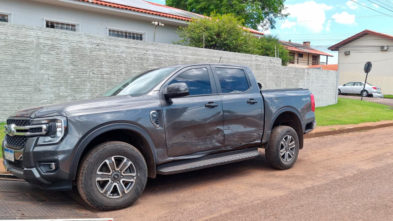 Corolla e Ranger se envolvem em acidente de trânsito no Bairro Country em Cascavel