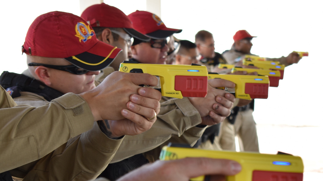 Policiais do BPRv passam por capacitação para uso de armas de incapacitação elétrica Taser 10