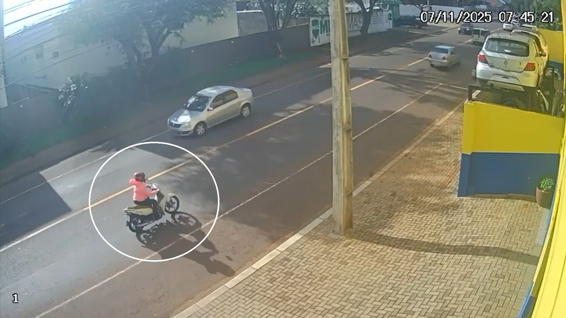 Mulher fica ferida após cair de moto na rua Jorge Lacerda; Câmera flagra acidente em Cascavel