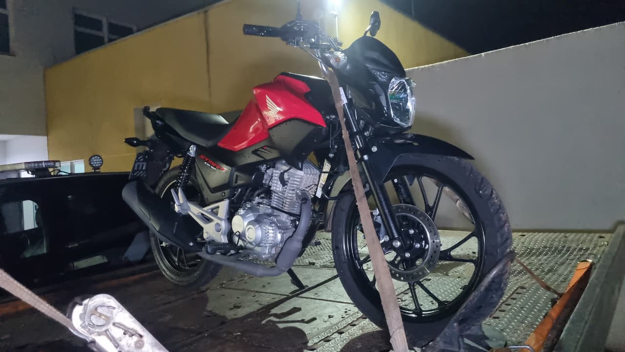Motocicleta com registro de furto é recuperada pela PM e receptador é levado à Delegacia