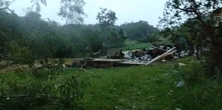 Temporal deixa rastro de destruição em Dionísio Cerqueira; Casa é arrancada inteira