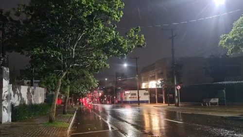 Cascavel registra 52,8 mm de chuva e rajadas de vento de 51,1 km/h Cascavel registra 52,8 mm de chuva e rajadas de vento de 51,1 km/h