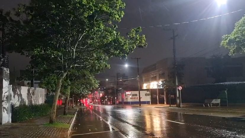 Chuva intensa marca a sexta-feira no Paraná; Cascavel registra mais de 61 mm Chuva intensa marca a sexta-feira no Paraná; Cascavel registra mais de 61 mm
