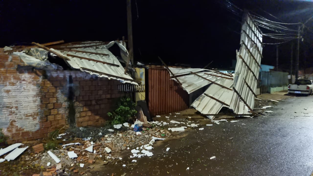 Telhado de casa no São Cristóvão é arrancado com a força do vento Telhado de casa no São Cristóvão é arrancado com a força do vento
