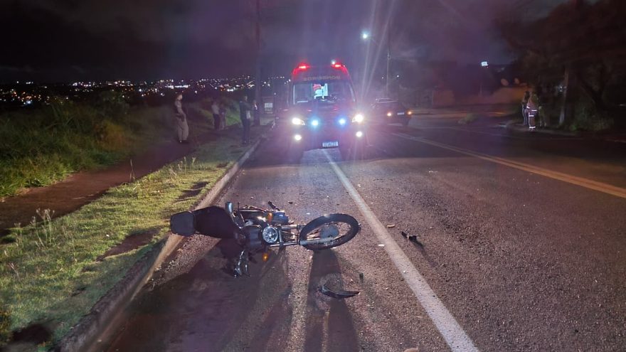 Motociclista fica ferido após colisão com Corsa na Avenida das Pombas