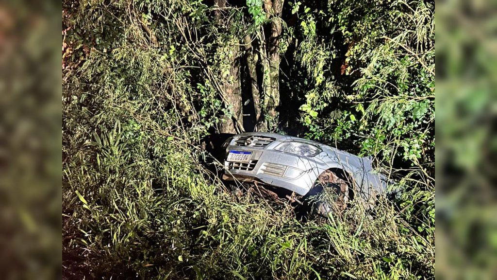 Carro sai da pista e bate em árvore na PR-495, em Marechal Cândido Rondon Carro sai da pista e bate em árvore na PR-495, em Marechal Cândido Rondon