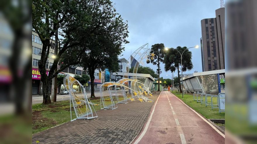 Estruturas decorativas ficam danificadas após temporal e oferecem risco na Avenida Brasil