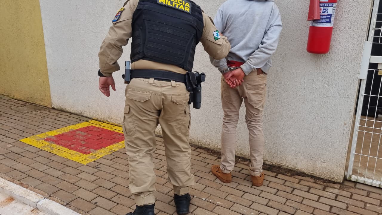 “Lutador” acaba finalizado pela PM após brigar com a família em Cascavel “Lutador” acaba finalizado pela PM após brigar com a família em Cascavel
