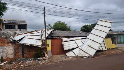 Telhado destruído por ventania encosta em fiação e oferece risco no bairro São Cristóvão Imagem referente a Telhado destruído por ventania encosta em fiação e oferece risco no bairro São Cristóvão