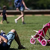 Licença-paternidade é avanço, mas ainda é desigual no cuidado infantil Imagem referente a Licença-paternidade é avanço, mas ainda é desigual no cuidado infantil
