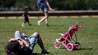 Licença-paternidade é avanço, mas ainda é desigual no cuidado infantil Licença-paternidade é avanço, mas ainda é desigual no cuidado infantil