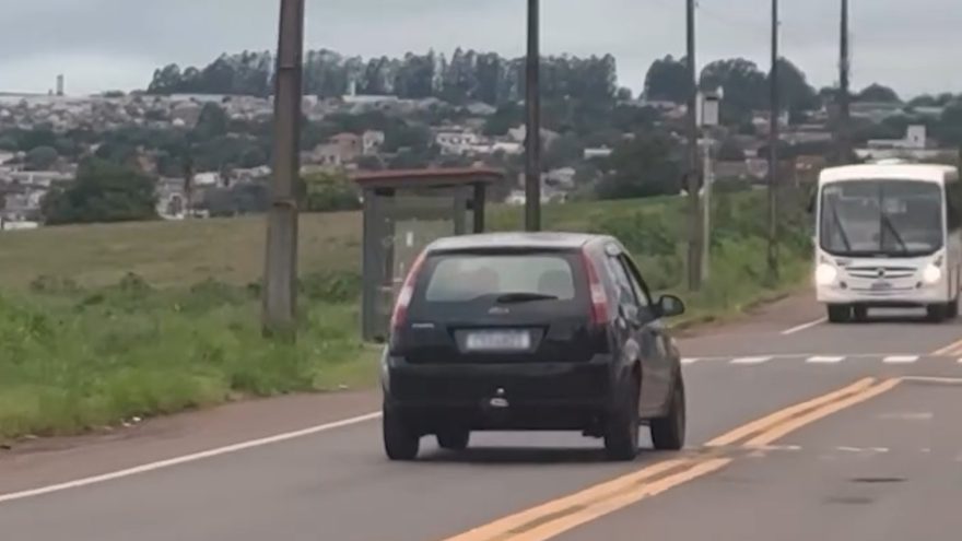 Vídeo flagra Fiesta trafegando de forma imprudente na Avenida das Pombas, em Cascavel