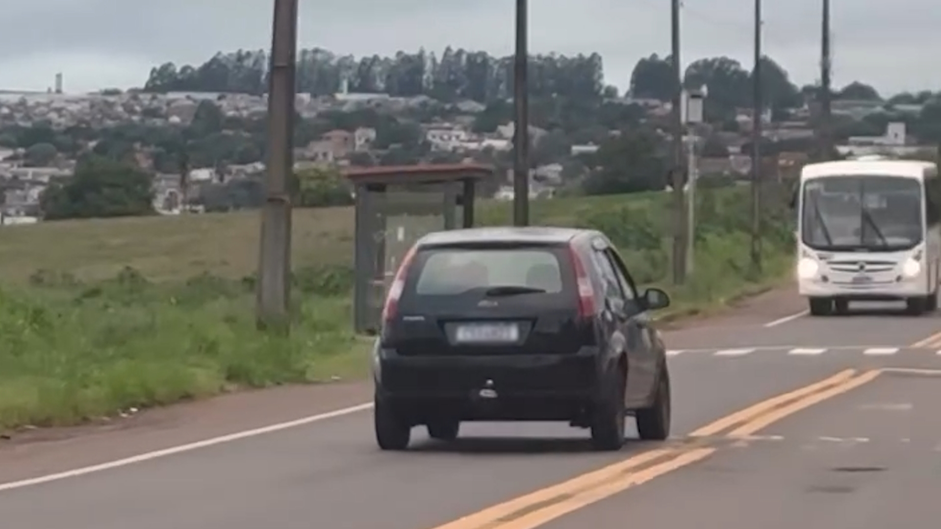 Vídeo flagra Fiesta trafegando de forma imprudente na Avenida das Pombas, em Cascavel Vídeo flagra Fiesta trafegando de forma imprudente na Avenida das Pombas, em Cascavel