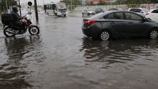 Frente fria derruba árvores e causa alagamentos no Rio de Janeiro Frente fria derruba árvores e causa alagamentos no Rio de Janeiro