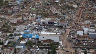 Ciclone causa danos em dez municípios gaúchos e 200 mil ficam sem luz Ciclone causa danos em dez municípios gaúchos e 200 mil ficam sem luz