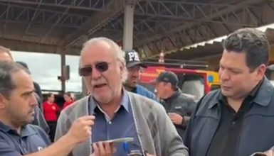 Imagem referente a Prefeito de Rio Bonito do Iguaçu chora ao relatar caos após tornado: “Eu vim para construir casa popular, não para construir com lona”