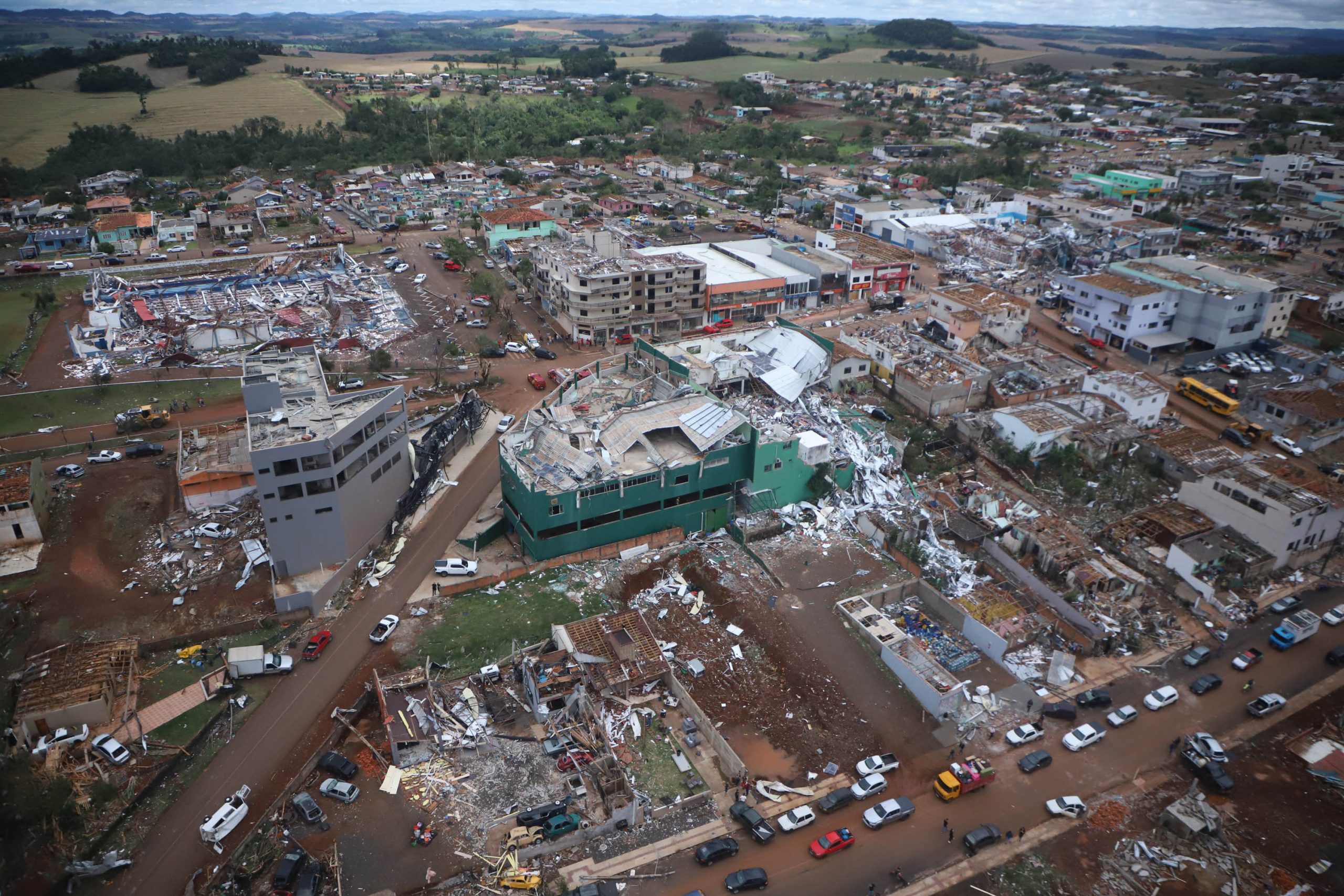 Governador decreta luto oficial de três dias em memória às vítimas do tornado Governador decreta luto oficial de três dias em memória às vítimas do tornado