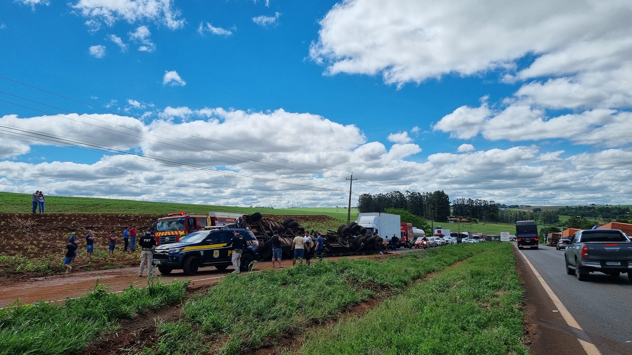 Carreta tomba na BR-163 entre Cascavel e Toledo e interdita completamente a pista sentido Cascavel Carreta tomba na BR-163 entre Cascavel e Toledo e interdita completamente a pista sentido Cascavel