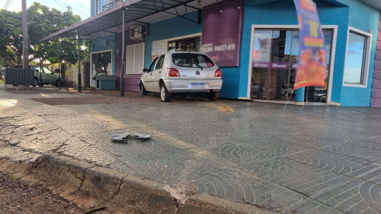 Fiesta vai parar na calçada após colisão no Santa Felicidade