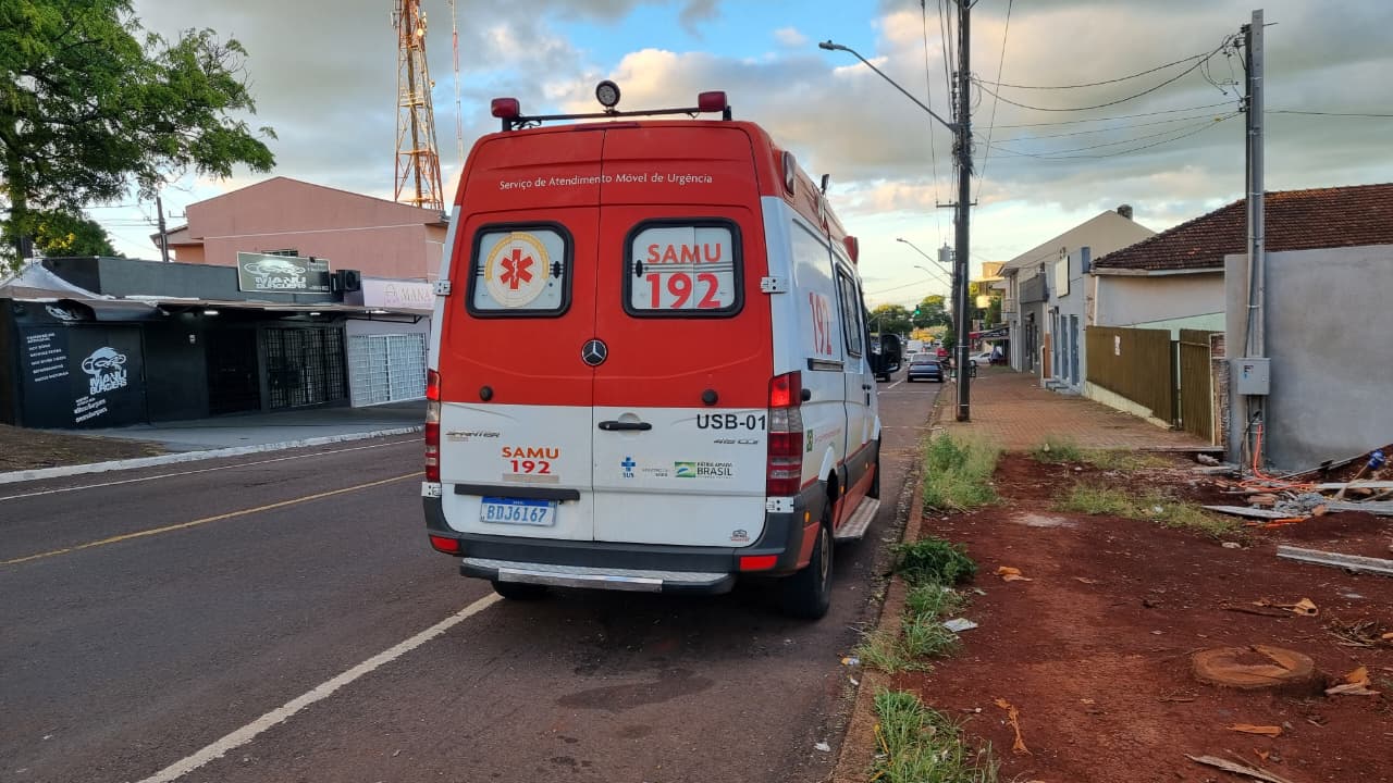 Samu atende vítima de acidente de trânsito na Rua Jacarezinho