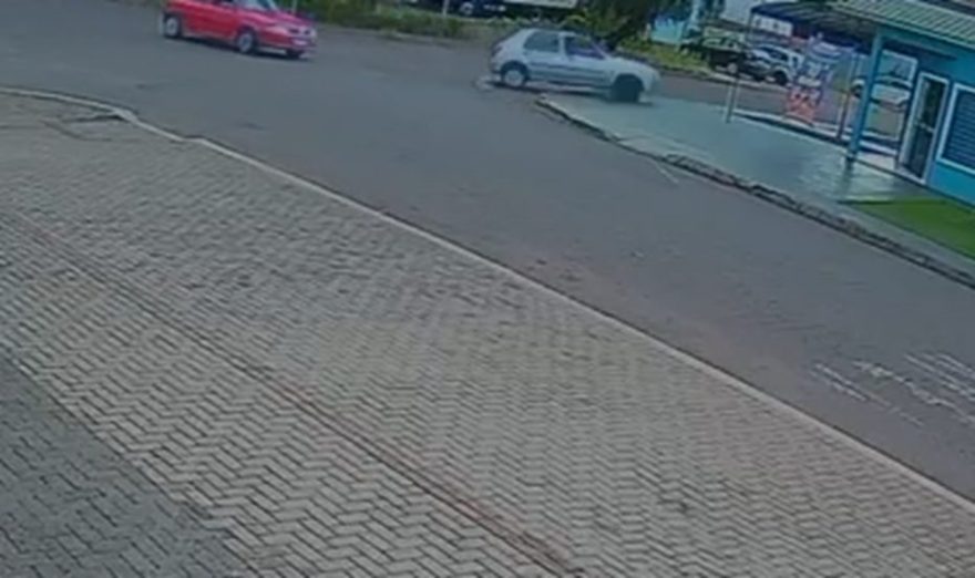 Vídeo mostra carros batendo durante conversão à esquerda