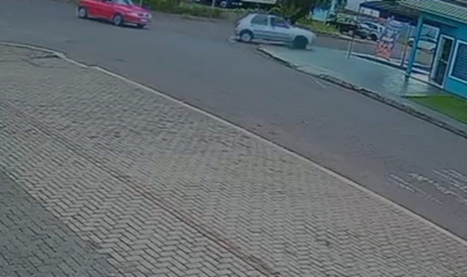 Vídeo mostra carros batendo durante conversão à esquerda