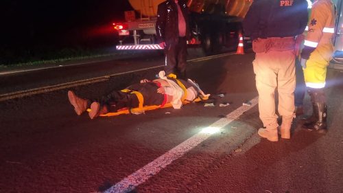 Gravíssimo acidente entre motos é registrado na BR-277; Três ficam feridos Imagem referente a Gravíssimo acidente entre motos é registrado na BR-277; Três ficam feridos