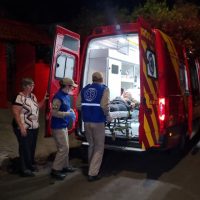 Imagem referente a Idosa de 84 anos tem lesão na cabeça após cair em degrau de um metro