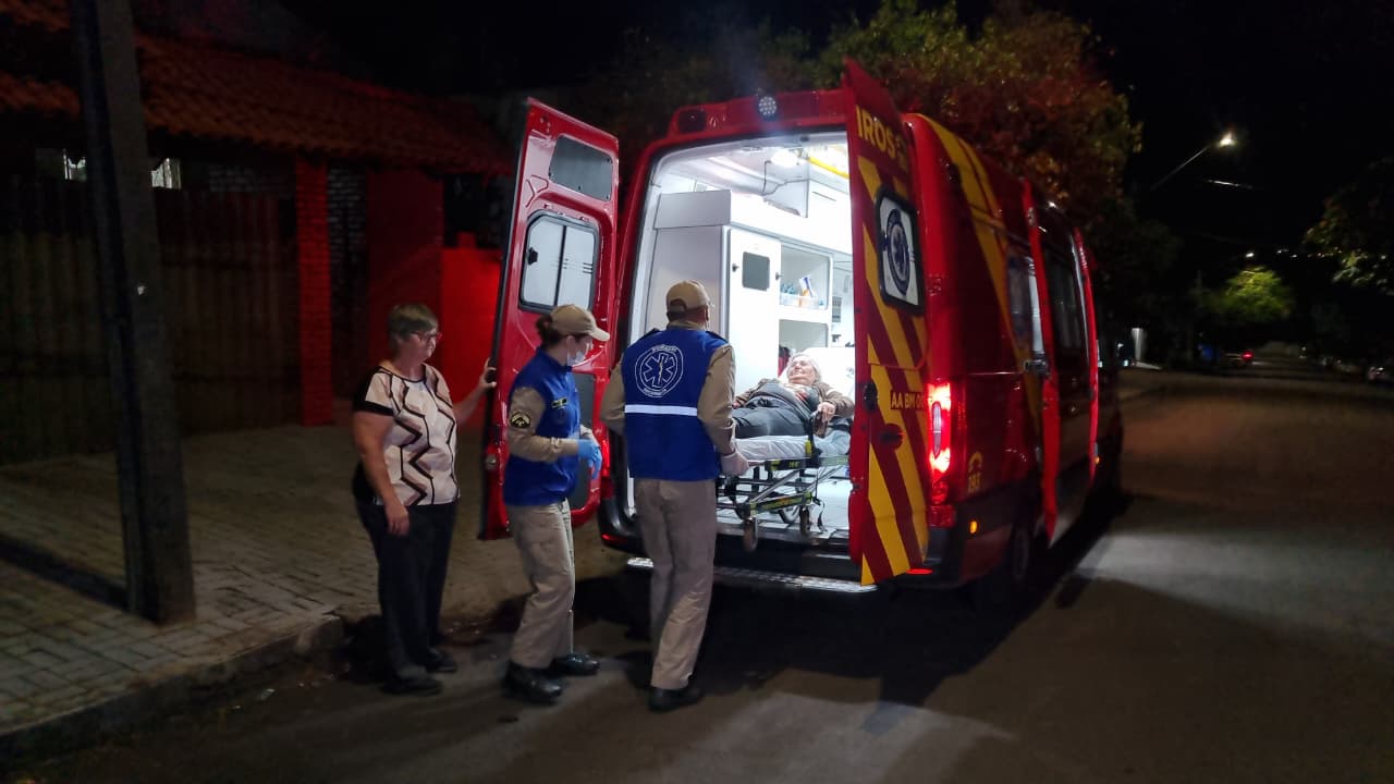Idosa de 84 anos tem lesão na cabeça após cair em degrau de um metro