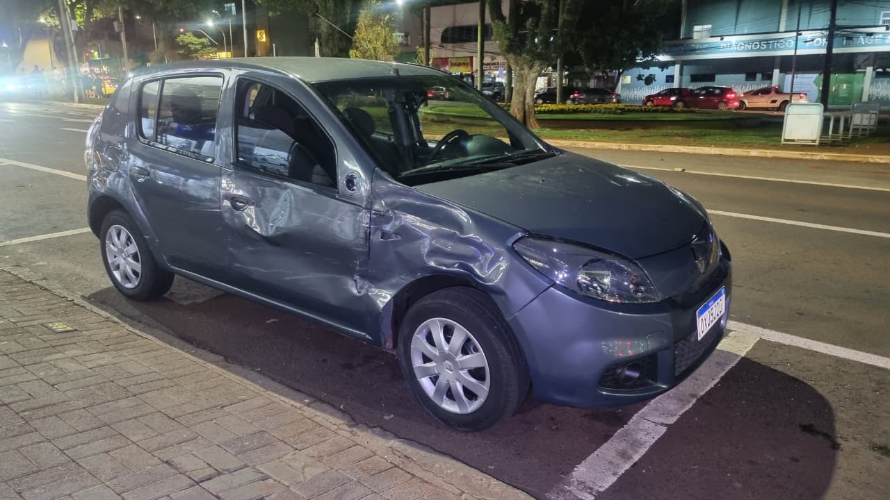 Caminhonete, Sandero e ônibus batem na Avenida Brasil, no Centro de Cascavel