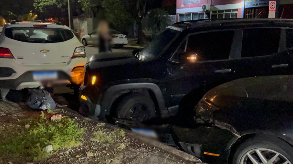 Condutor causa prejuízo e foge após colidir Jeep com veículos estacionados no Centro Condutor causa prejuízo e foge após colidir Jeep com veículos estacionados no Centro