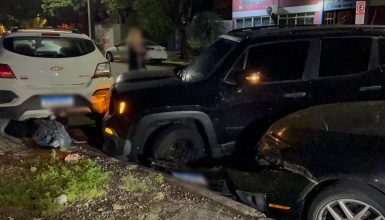 Imagem referente a Condutor causa prejuízo e foge após colidir Jeep com veículos estacionados no Centro