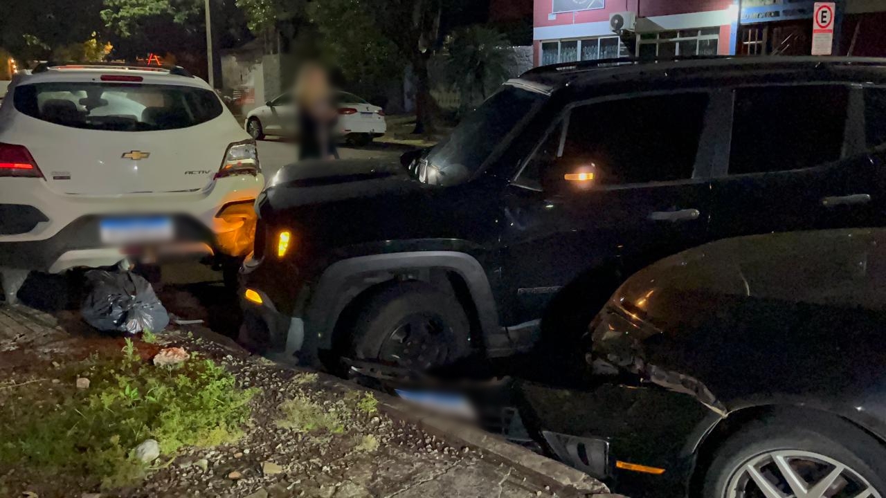Condutor causa prejuízo e foge após colidir Jeep com veículos estacionados no Centro